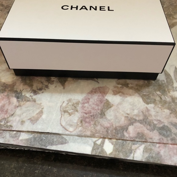 Chanel gift boxes - Picture 2 of 8